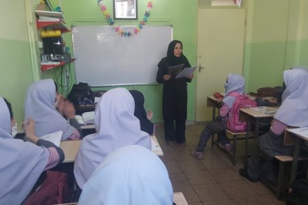 اعلام ۹ اثر منتخب در سطح مدرسه و تشویق دانش آموزان – دبستان دخترانه امام حسین (ع) واحد ۳ مشهد